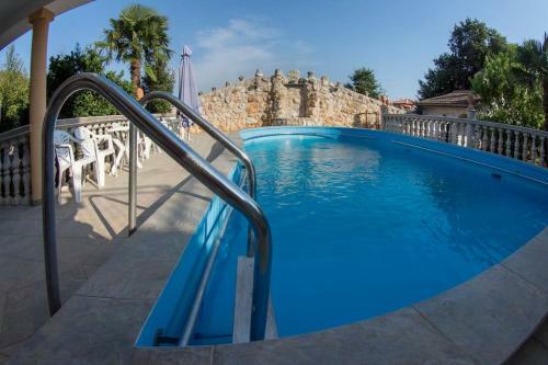 Apartment Uvo 2 With Communal Swimming Pool