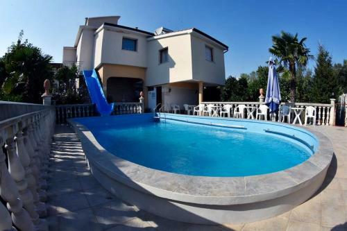 Apartment Uvo 2 With Communal Swimming Pool