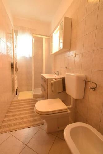 Apartment Uvo 2 With Communal Swimming Pool