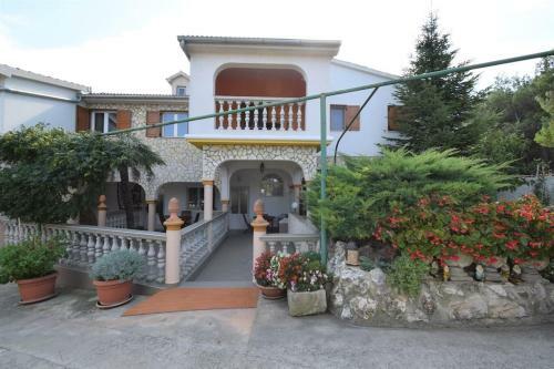 Apartment Ivo With Shared Swimming Pool