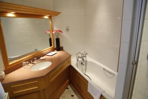 The Crown Hotel Stone