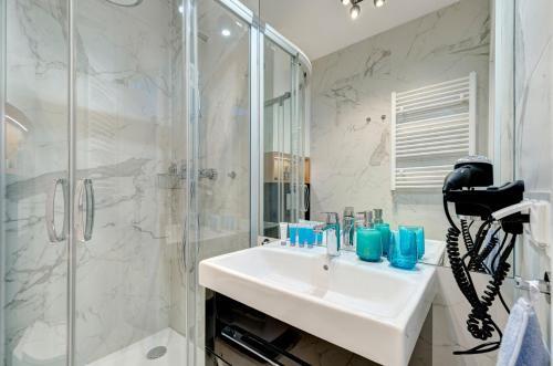 Live & Travel Apartments Number 1
