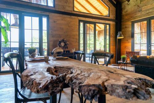 Villa Enchanting Forest Cottage With Lake View
