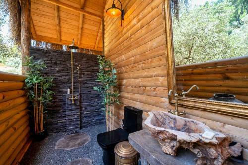 Villa Enchanting Forest Cottage With Lake View