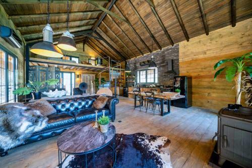 Villa Enchanting Forest Cottage With Lake View