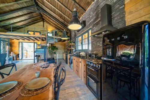 Villa Enchanting Forest Cottage With Lake View