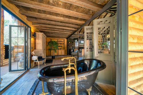 Villa Enchanting Forest Cottage With Lake View