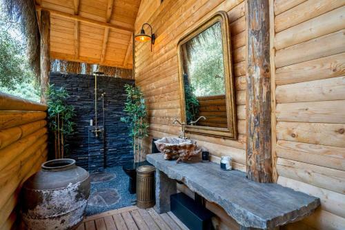 Villa Enchanting Forest Cottage With Lake View