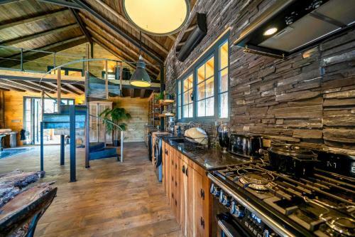 Villa Enchanting Forest Cottage With Lake View