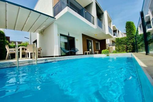 Kusadasi'nda Havuzlu L�x Villa Miray B2