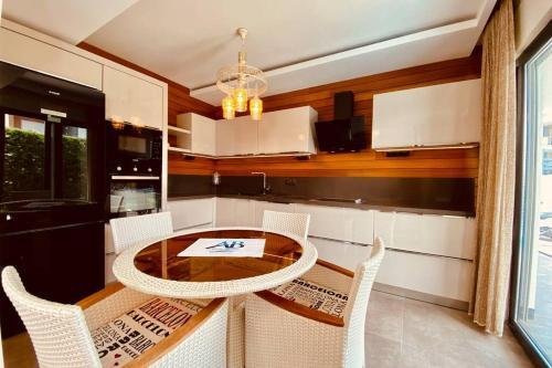 Kusadasi'nda Havuzlu L�x Villa Miray B2