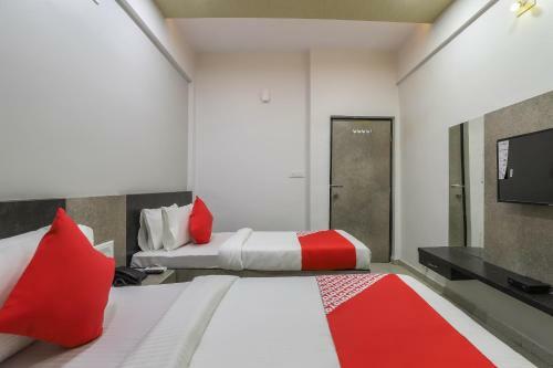 Oyo 49471 Hotel Cm Palace
