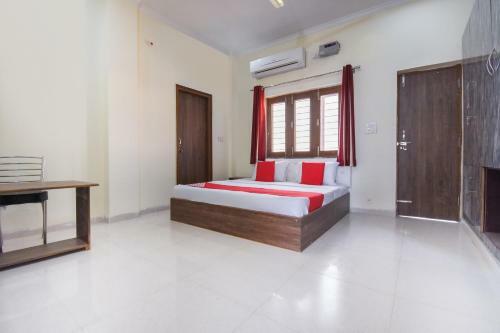 Oyo 66918 Hotel Silver