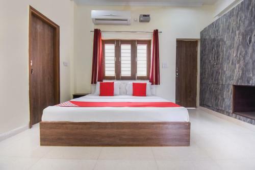 Oyo 66918 Hotel Silver