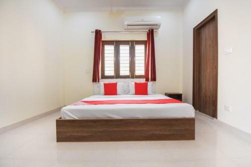 Oyo 66918 Hotel Silver