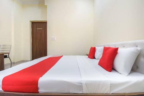 Oyo 66918 Hotel Silver