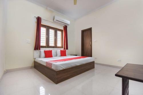Oyo 66918 Hotel Silver