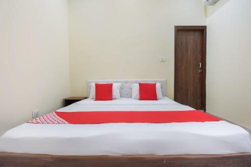 Oyo 66918 Hotel Silver