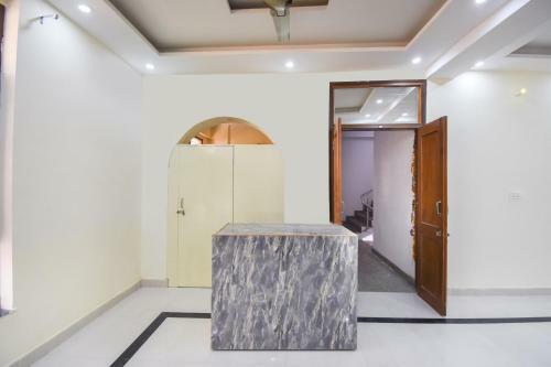 Oyo 66918 Hotel Silver