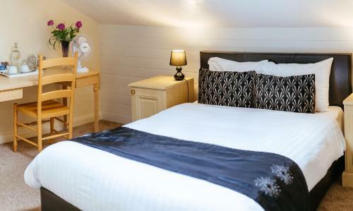 Pymgate Lodge Airport Hotel