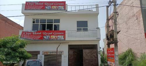 Spot On 82205 Hotel Royal Green