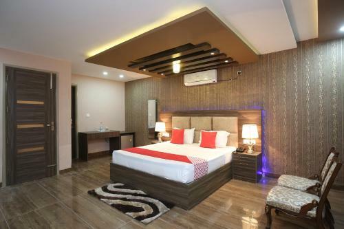 Oyo 27743 Hotel Platina