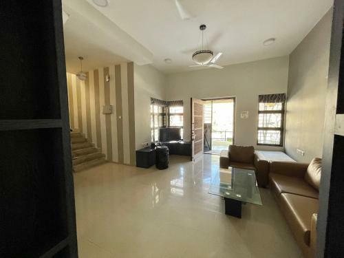 Evilla No 10 With A Lush Green Surrounding