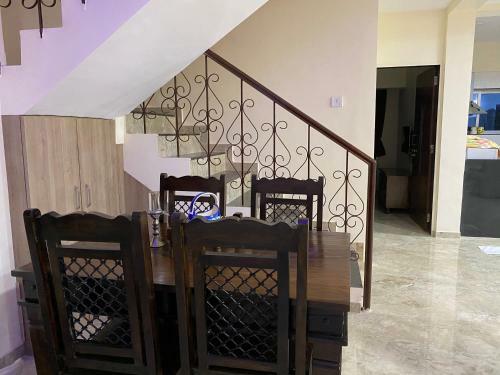Capetown Villa With Pool, Jacuzzii, Dj, & Hot Bath Tub