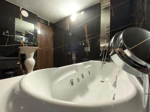 Capetown Villa With Pool, Jacuzzii, Dj, & Hot Bath Tub