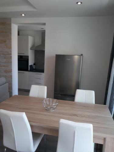 Central Deluxe Kairos Apartment With Free Parking