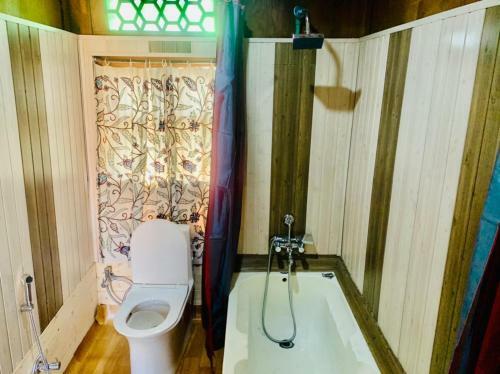 Hotel Houseboat Mughal Suit