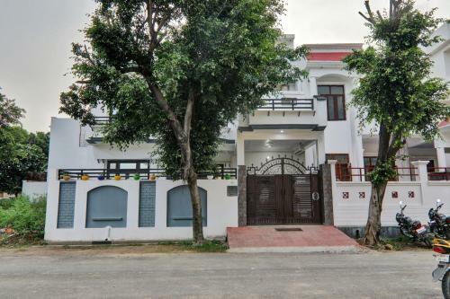 Oyo Flagship 79491 Jk Royal Hotel
