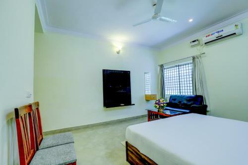 Hotel Ezzenza Royal Garden Brindavan Resort