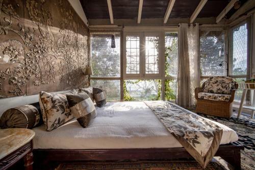 Mystic Abode, An Old Colonial House With A Garden