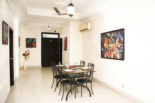 Hostal Crossroads Apartment Hotel