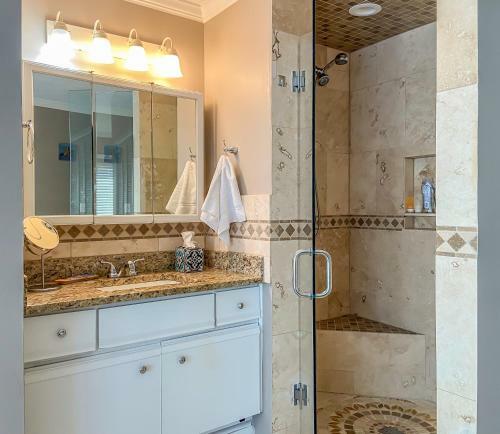 Apartamento Waterfront Home, Short Walk To Beach, Deck/balcony