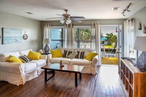 Apartamento Waterfront Home, Short Walk To Beach, Deck/balcony