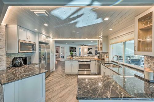 Upscale Getaway With Outdoor Oasis 4 Mi To Sand