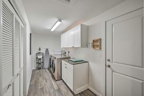 Upscale Getaway With Outdoor Oasis 4 Mi To Sand