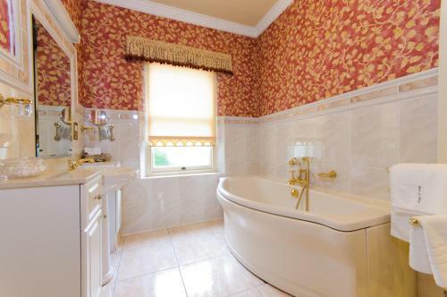Glen-yr-afon House Hotel