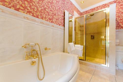 Glen-yr-afon House Hotel