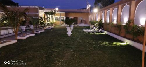 Hotel Raj Mahal - Luxury Rooms With Pool