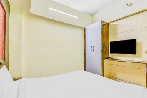 Capital O 82585 Honey Hotel