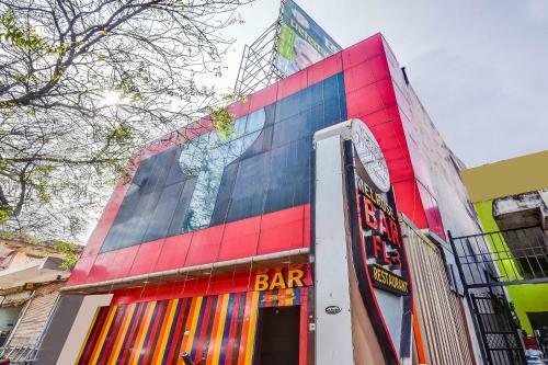 Capital O 82585 Honey Hotel