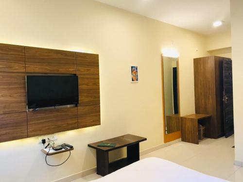 Hotel Golden - I