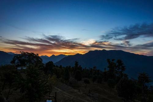A Majestic Luxurious Rajasi Villa Overlooking The Ganges