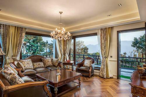 A Majestic Luxurious Rajasi Villa Overlooking The Ganges