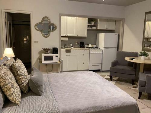 Apartamento Warm Mineral Springs Modern Waterfront Studio