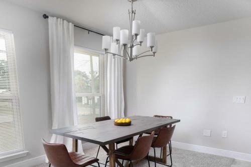 Sleeps 8 House -15 Min To Navarre Beach