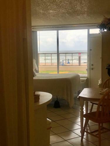 Ocean Waves - Ocean Front At Symphony Beach Club!